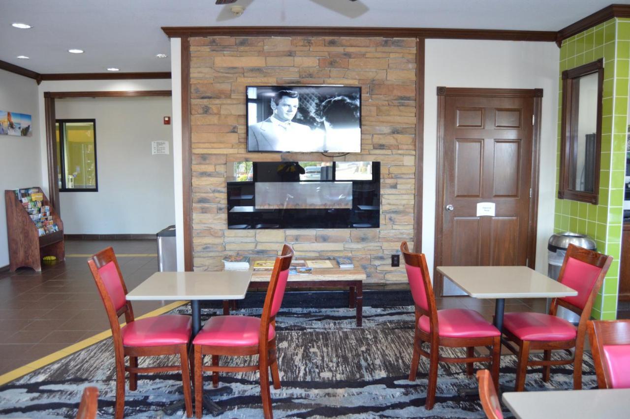 Quality Inn Coralville - Iowa River Landing Exterior photo