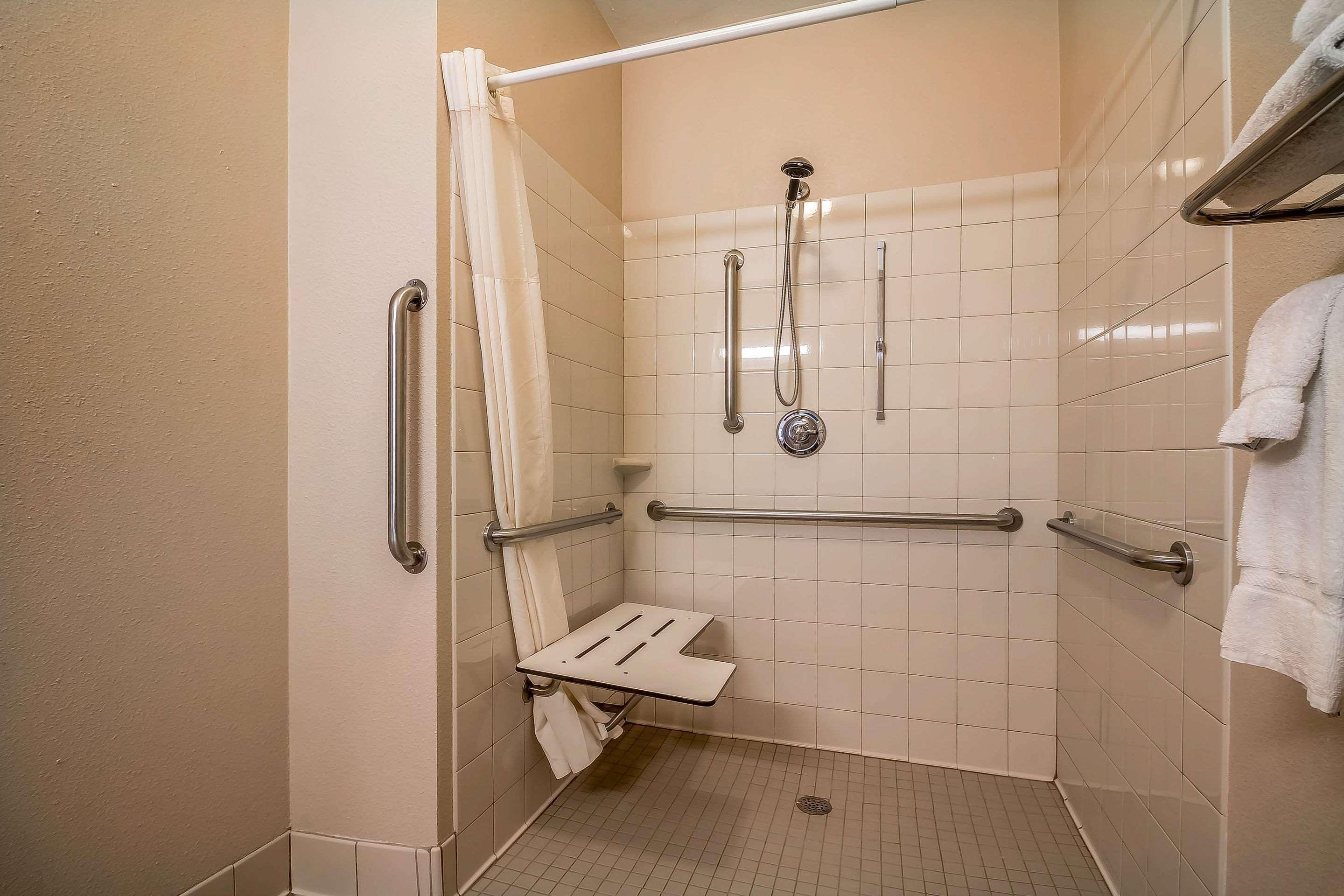 Quality Inn Coralville - Iowa River Landing Room photo